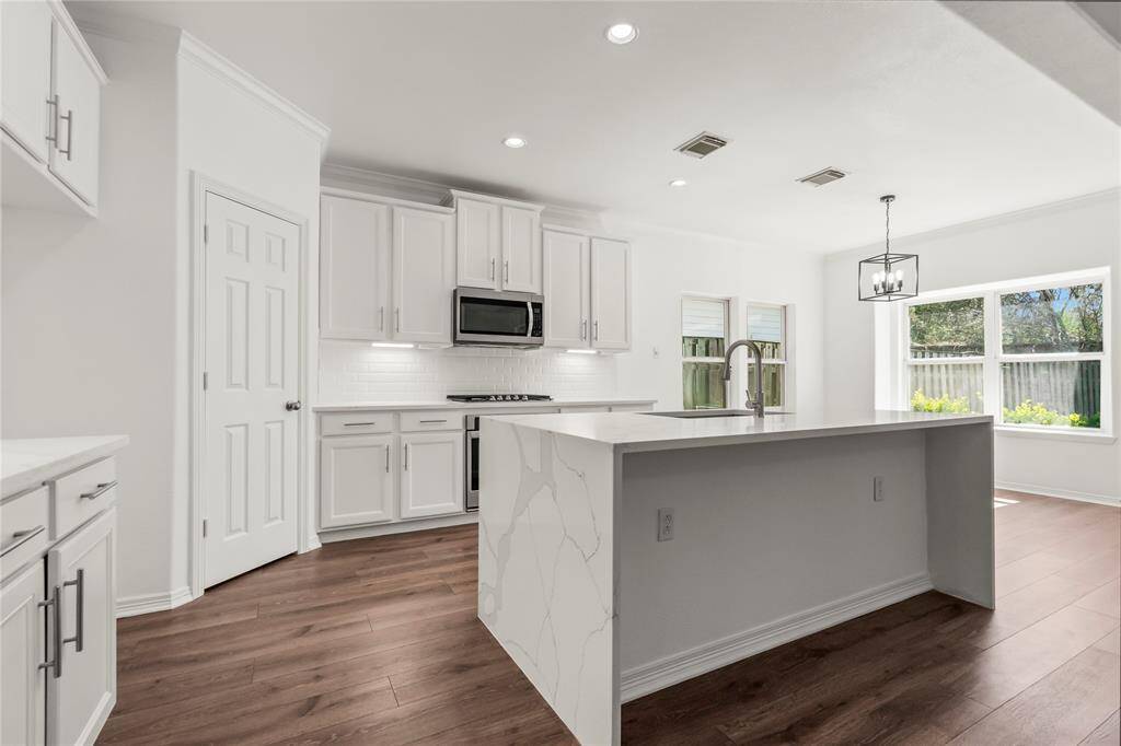 Discover the charm of 66 S Longsford Circle, nestled in the serene Woodlands community of Texas – your picture-perfect home awaits!