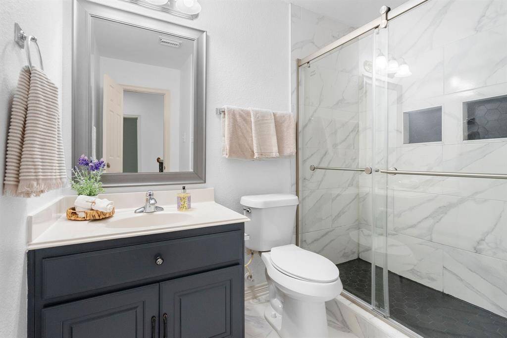 Elegant Upper-Level Full Bath with Marble Finishes