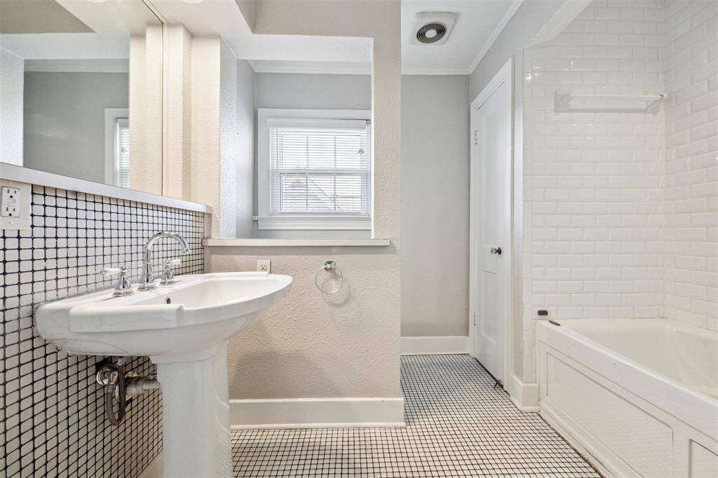 Full Bathroom upstairs