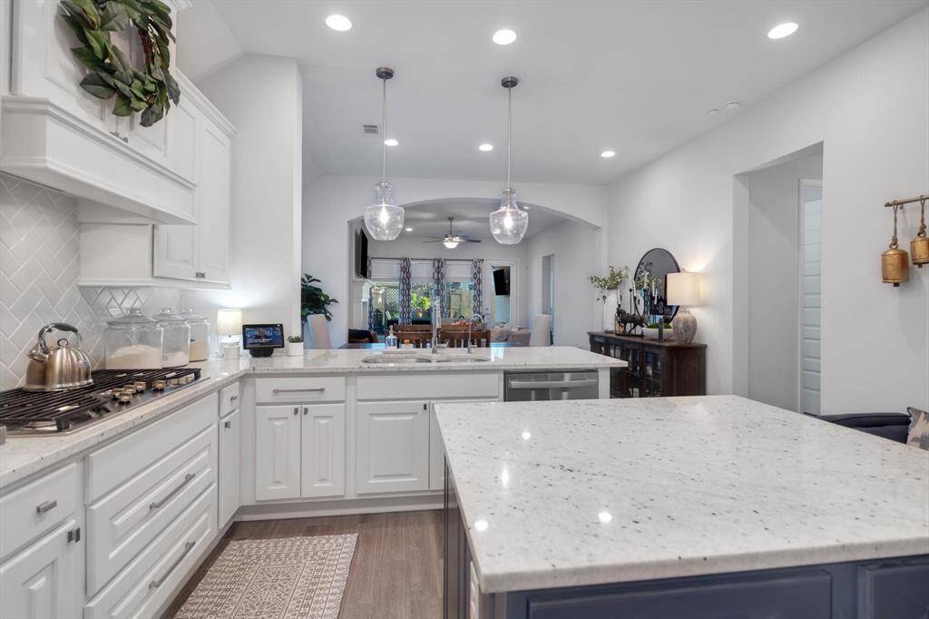 5 Burner gas stove, spacious island & Storage