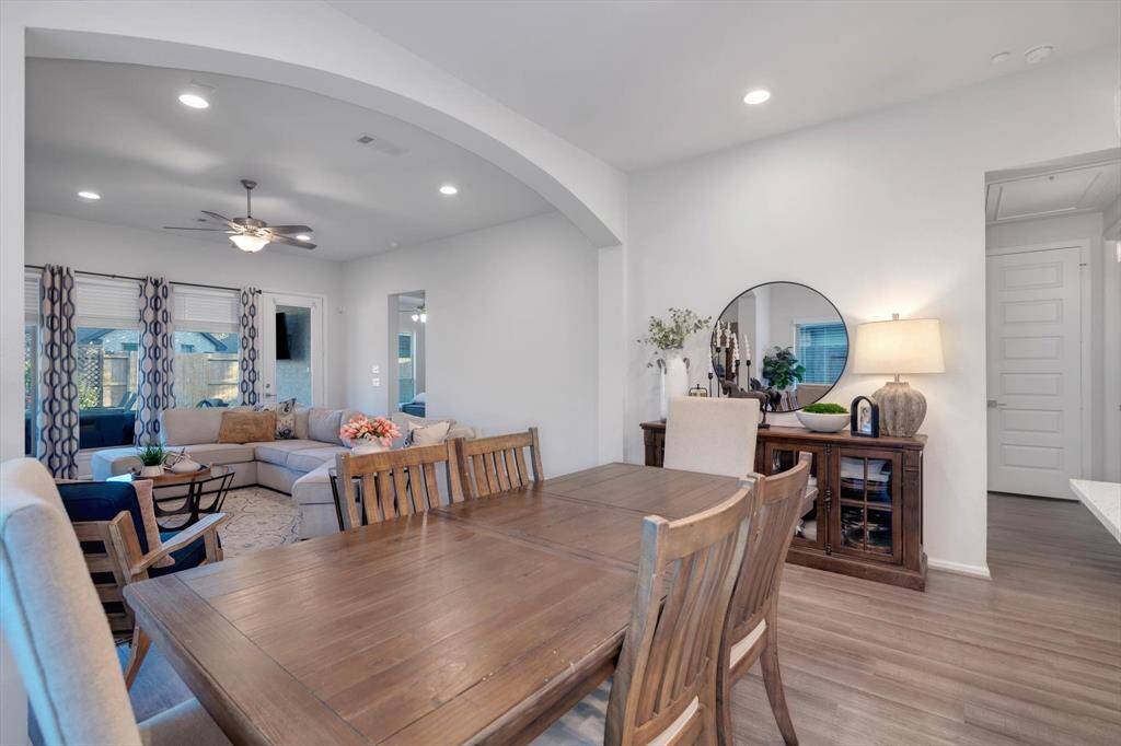 Family and dining rooms seamlessly blend together