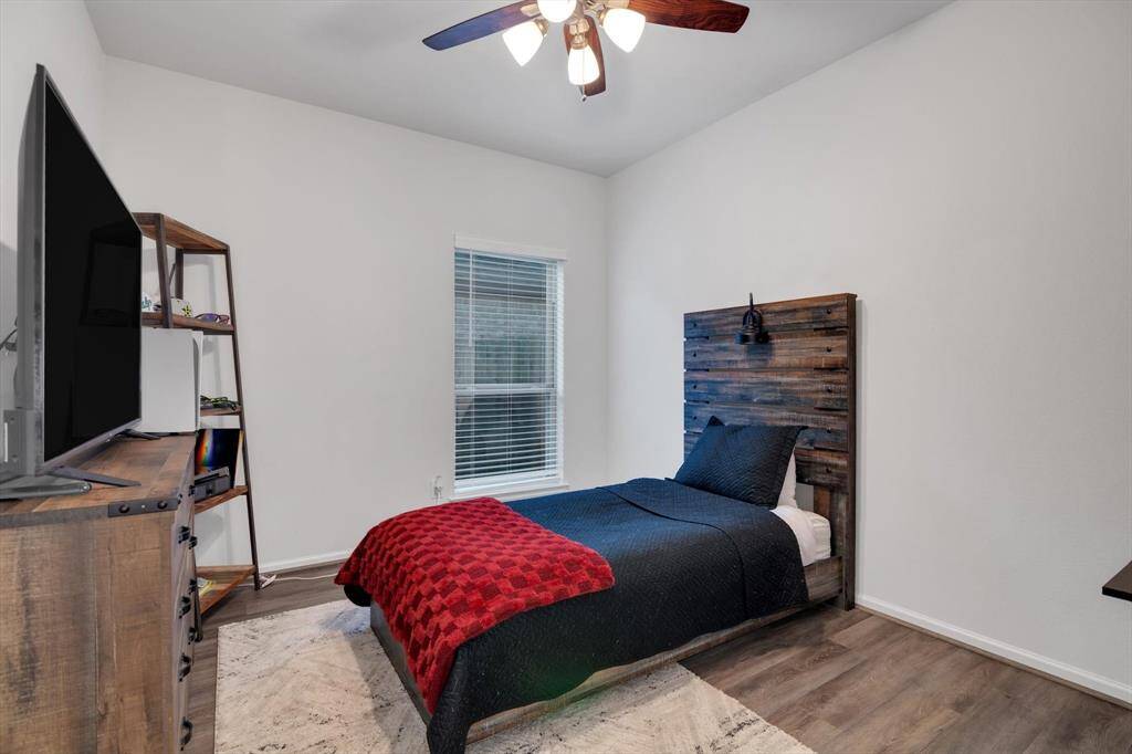 Bedroom w/ walk in closets