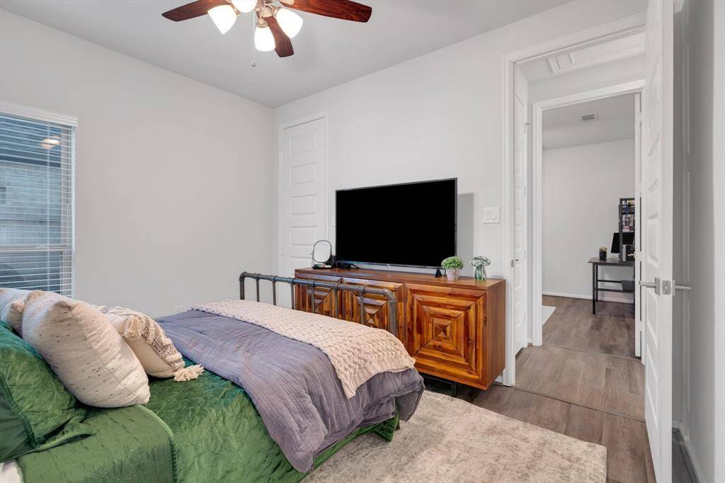 Bedroom w/ walk in closets