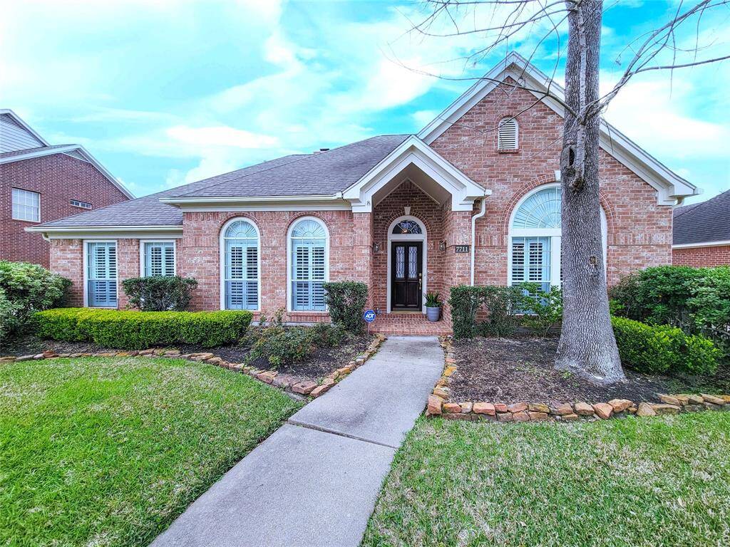 Rare Single Story, all brick, 4 Bedroom + Study, 2771 sf. New ROOF