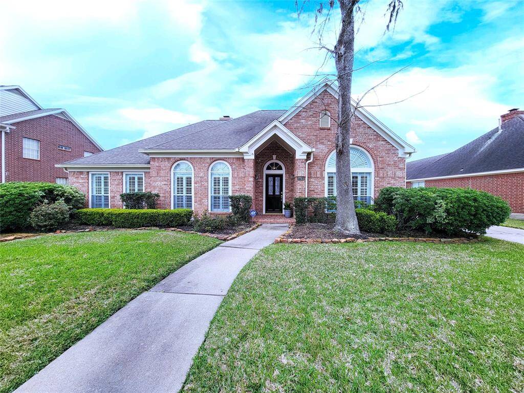 Another view of this lovely large brick Single-Story home.