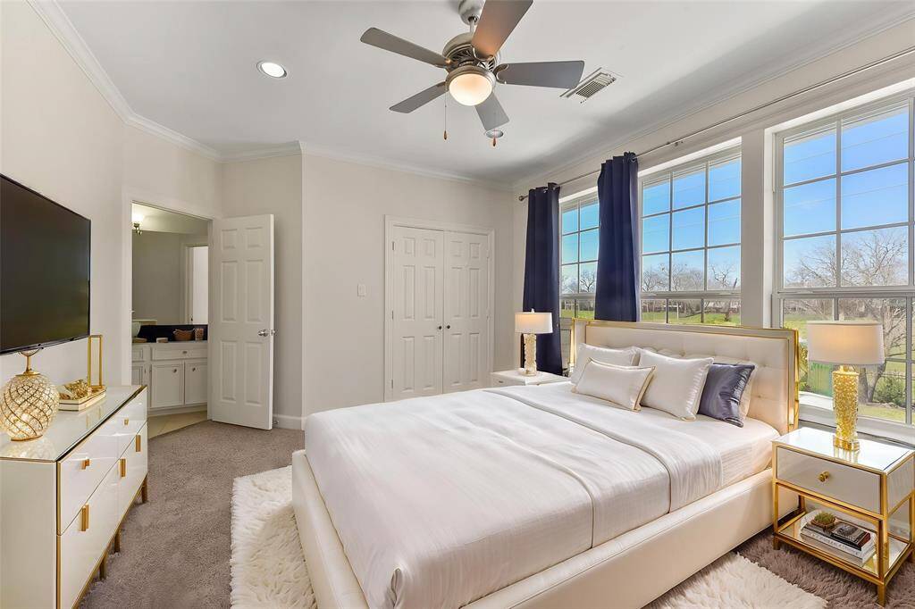 BRIGHT AND AIRY BEDROOM WITH NATURAL LIGHTING AND SHARED ACCESS TO YOUR GUEST BATH. **This room has been virtually staged.