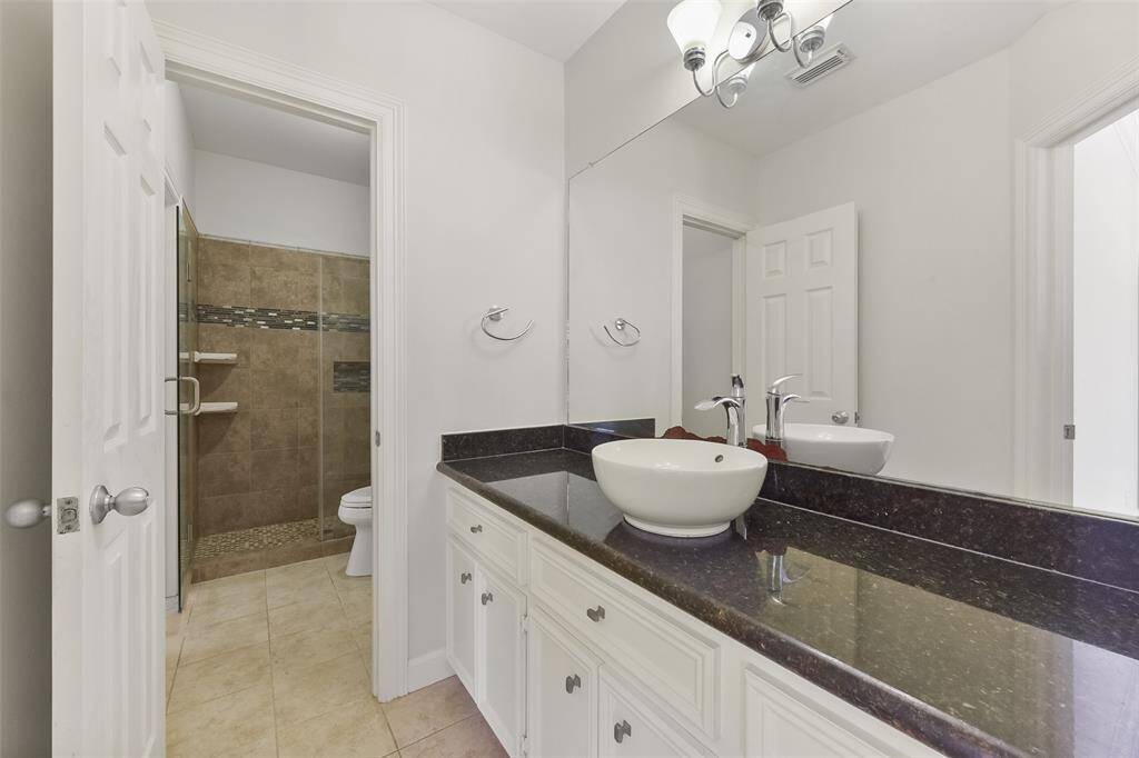 STYLISH SECONDARY BATHROOM WITH MODERN TOUCHES.