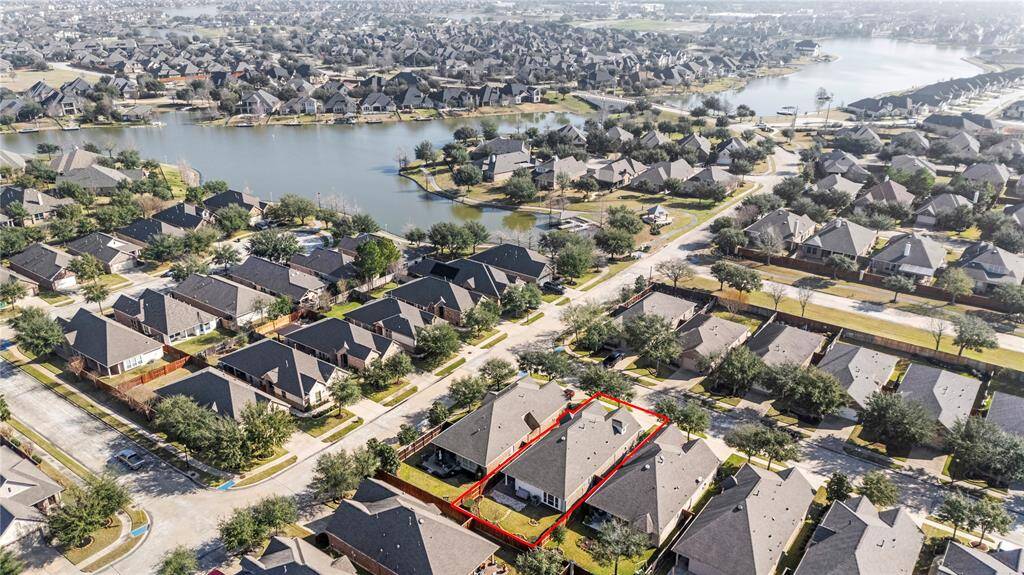 The location is amazing. Not only will you live on a quiet cul-de-sac street, you'll only be a few steps from the Towne Lake Trail.