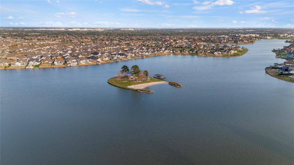 Towne Lake has its very own 1.5-acre island, offering a sandy beach with a designated swim area, mooring balls for boat tie-ups, and a dock fishing. Enjoy this secluded retreat with picnic tables, a barbecue pit, and a pavilion, making it the perfect spot for fun gatherings with family and friends.