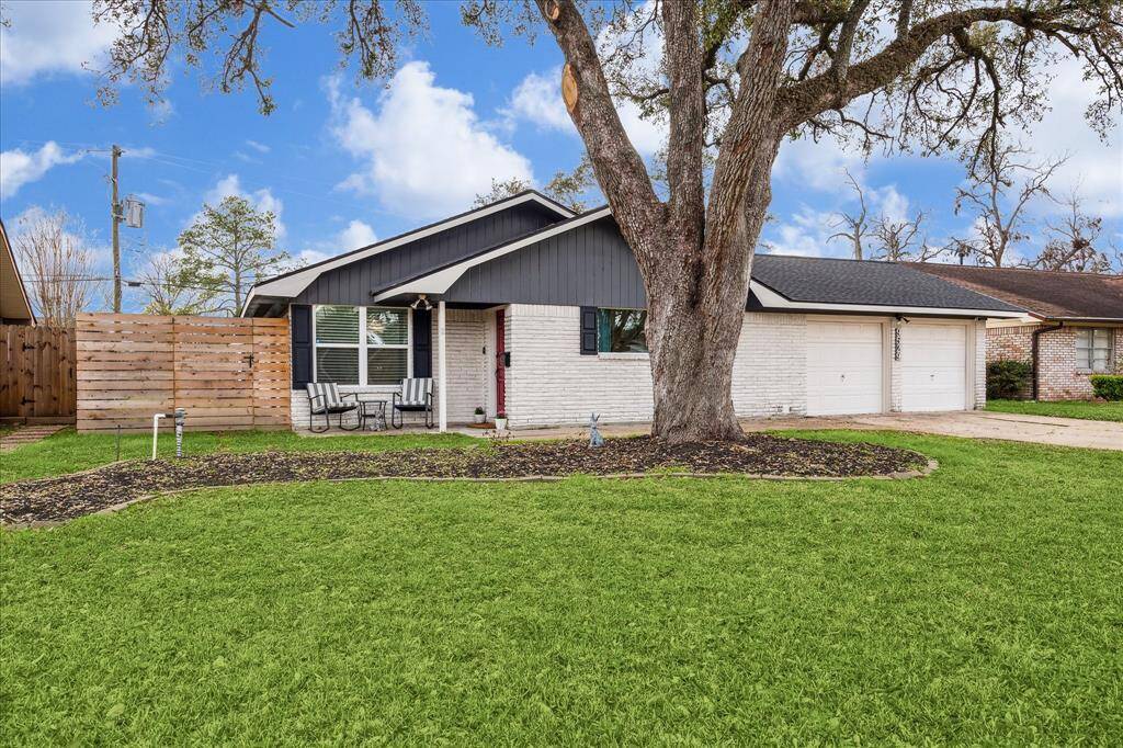 This expansive front yard has a mature oak tree and offers excellent shade in the summer. A fully zoned sprinkler system keeps it all watered.
