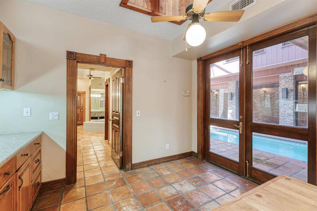 breakfast room