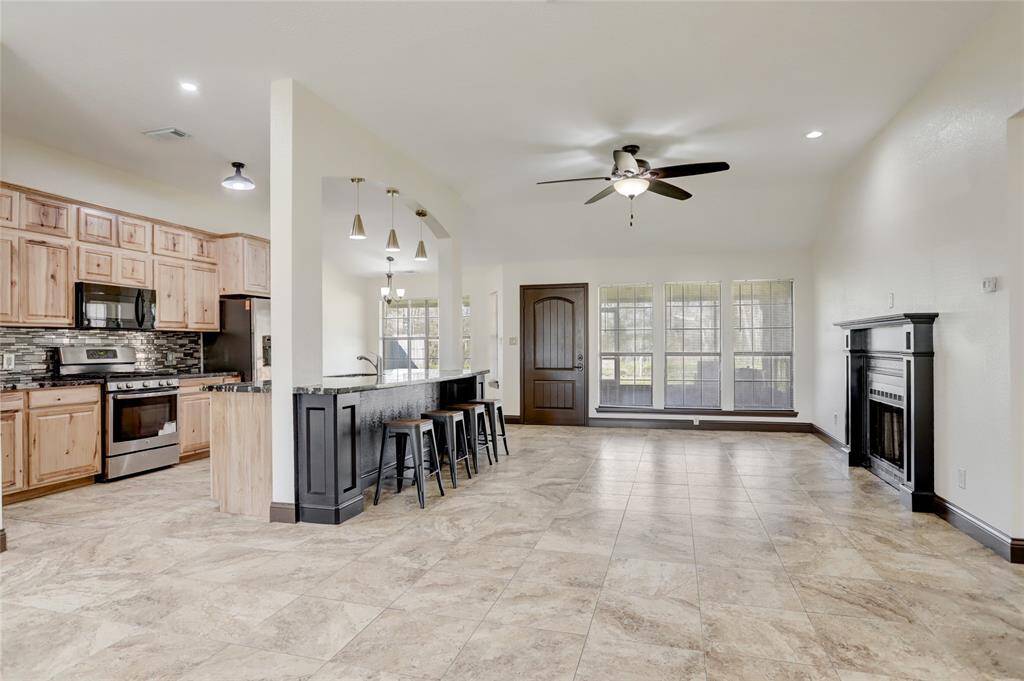 High ceilings, neutral paint colors and tons of natural light!