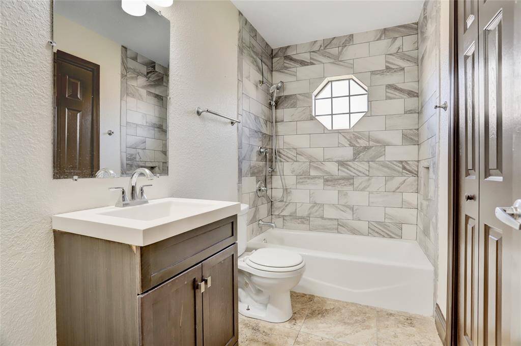 Guest bathroom.