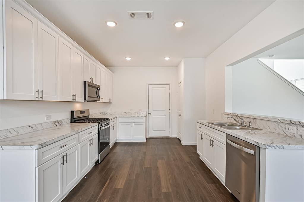 You will love this kitchen with ample counter space, cabinet galore and recess lighting.