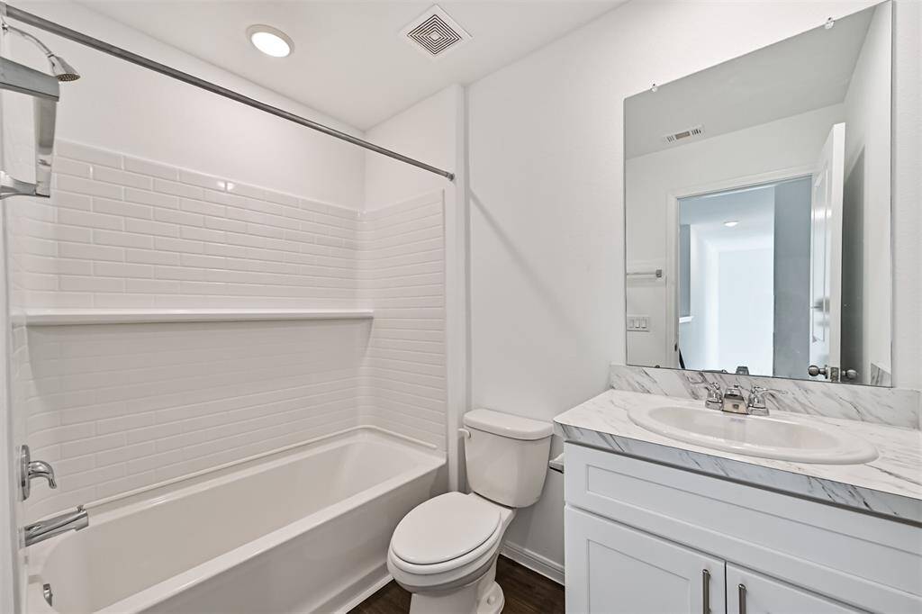 Full secondary bathroom upstairs.