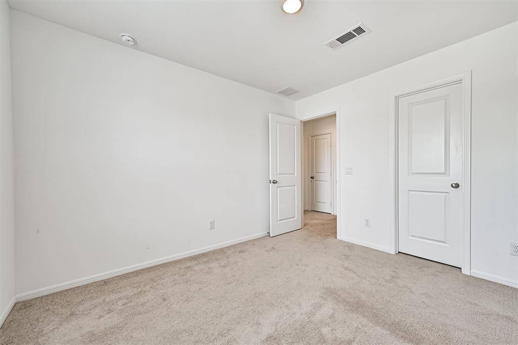 This bedroom wwould also make a great home office space.