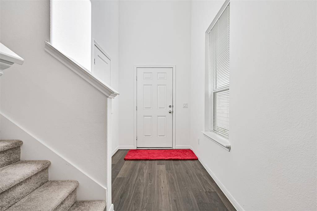 Entry with high ceiling.