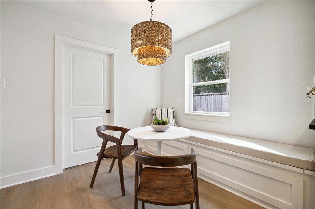 THE BREAKFAST AREA HAS BEEN FITTED WITH  A CUSTOM BUILT BANQUETTE OFFERING ADDITIONAL STORAGE SPACE AND FINISHED OFF WITH A LUXURY CUSTOM CUSHION.