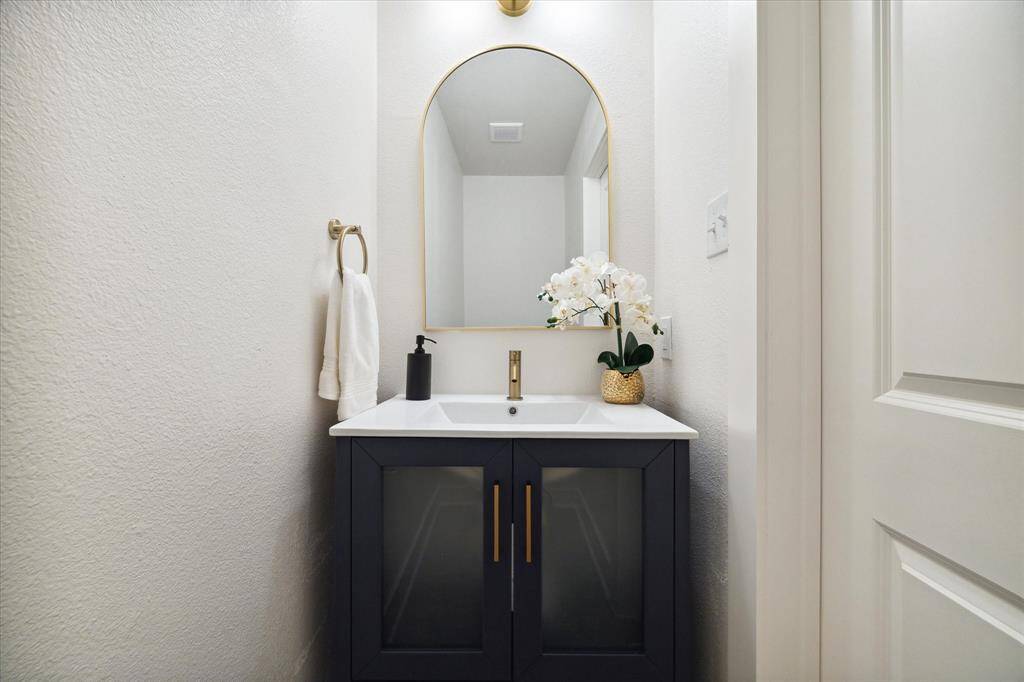 THE STYLISH POWDER ROOM IS PERFECT FOR GUESTS.