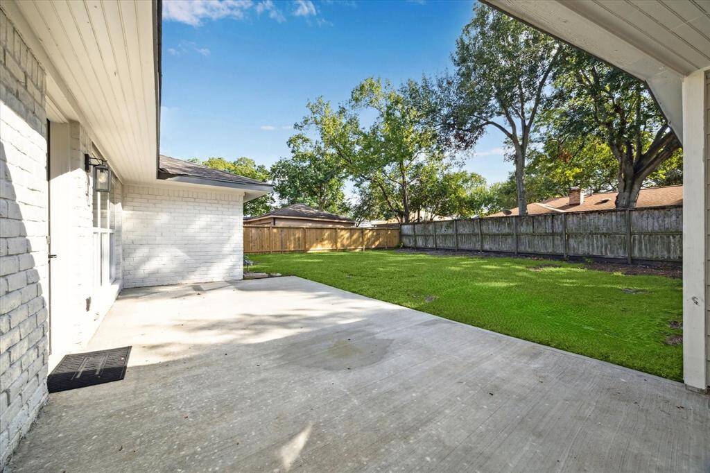 THE EXPANSIVE PATIO AREA IS IDEAL FOR SUMMER BARBECUES AND ALFRESCO ENTERTAINING.