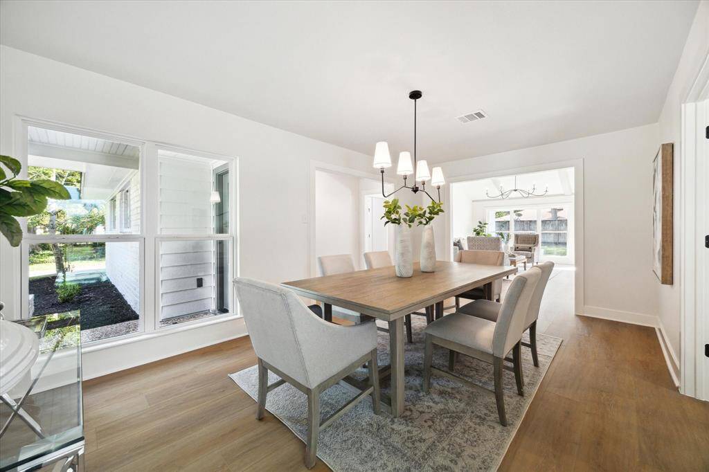 THE DINING ROOM HAS OPEN VIEWS OF THE FRONT YARD AND IS IDEAL FOR PRIVATE DINNER PARTIES AND FESTIVE ENTERTAINING.