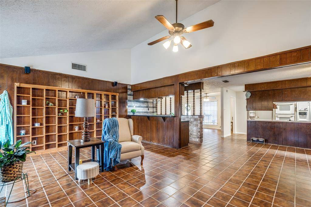 SPACIOUS LIVING ROOM