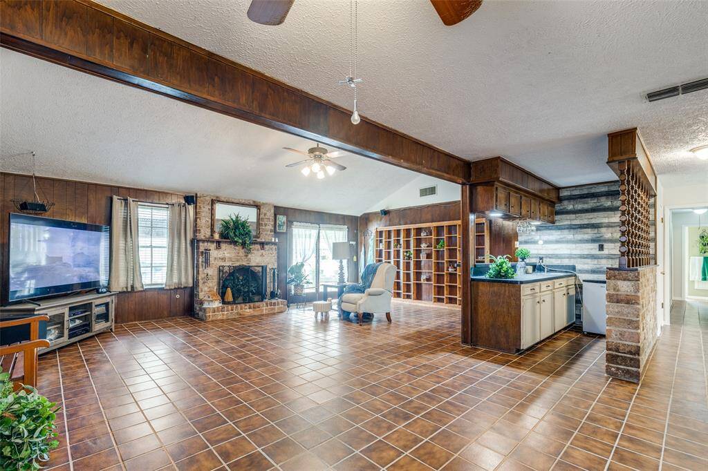 SPACIOUS LIVING ROOM