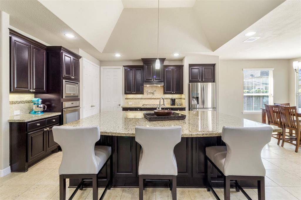The focal point is a sleek island thatnot only provides additional counterspace but also serves as a casualgathering spot.
