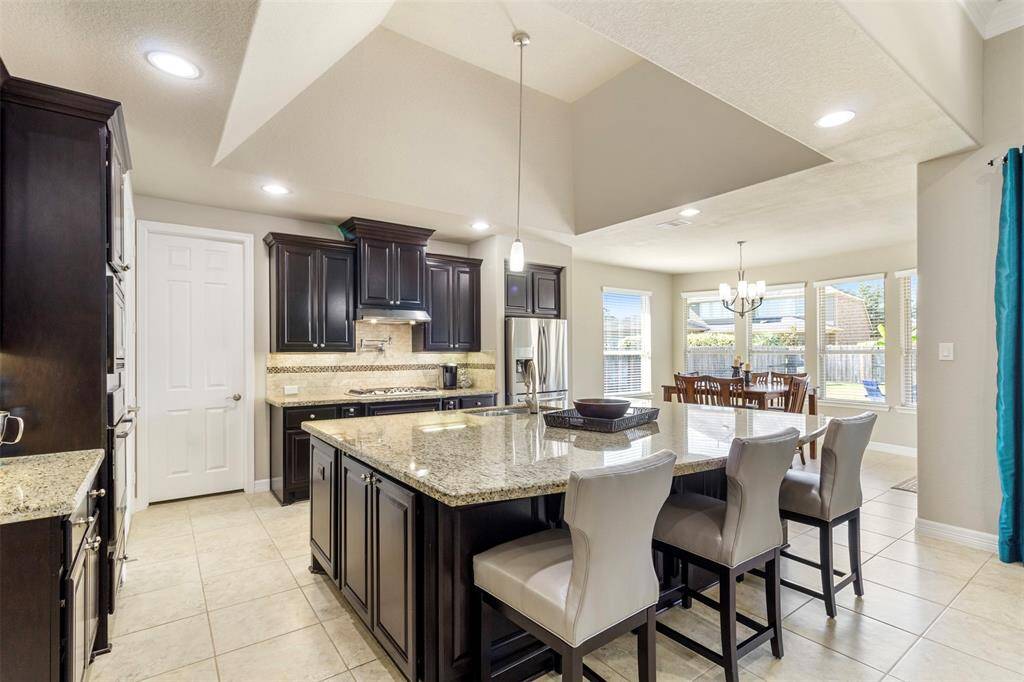 Adorned with a tasteful breakfast bar,the island seamlessly blendspracticality with style, making it theperfect place for quick meals orsocializing while cooking.