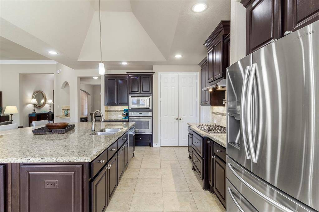 The kitchen features wood cabinets,creating a clean and timelessaesthetic.