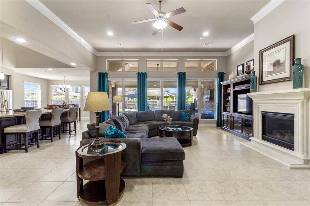 Welcome to a living room thateffortlessly combines comfort andstyle.