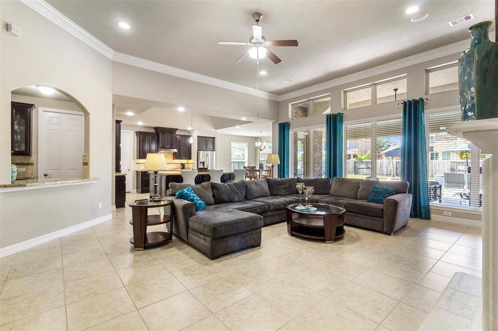 Abundant natural light poursthrough windows, creating a brightand inviting atmosphere.