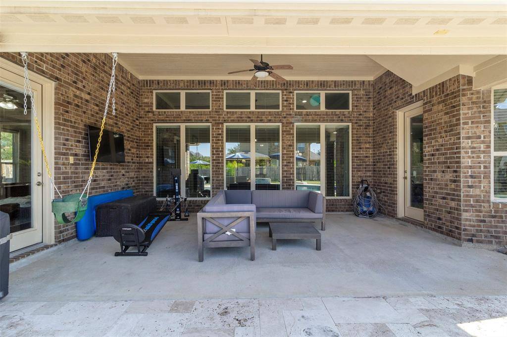 The large covered patio is perfect forentertaining family and friends.