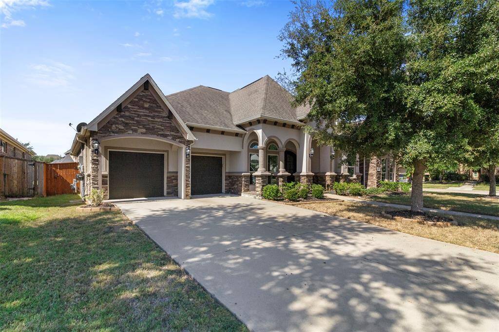 The property features a spaciousand inviting interior, complementedby a wide driveway that adds bothconvenience and curb appeal.