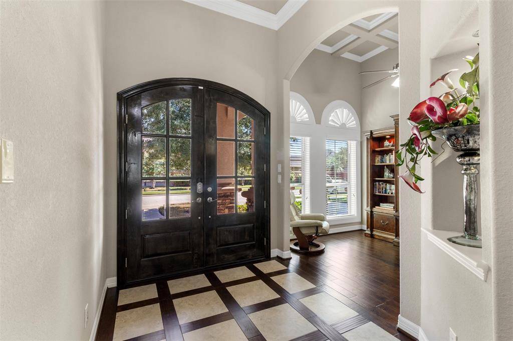 Step into luxury and warmth as youenter this home, where an expansiveand inviting entryway sets the tonefor a grand living experience.
