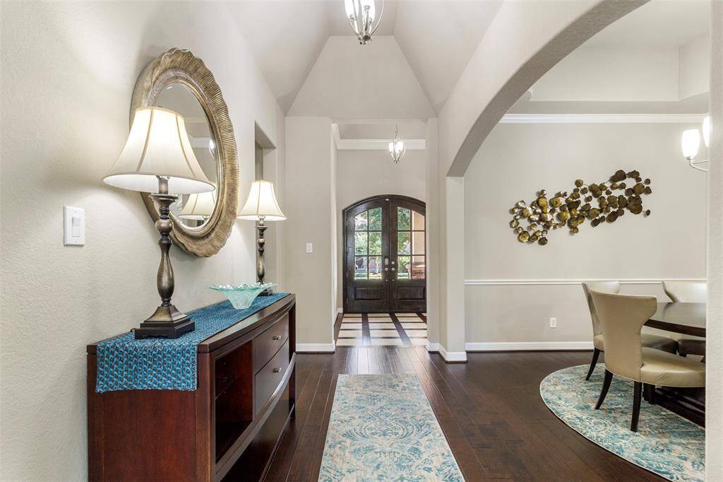 Step into luxury and warmth as youenter this home, where an expansiveand inviting entryway sets the tonefor a grand living experience.