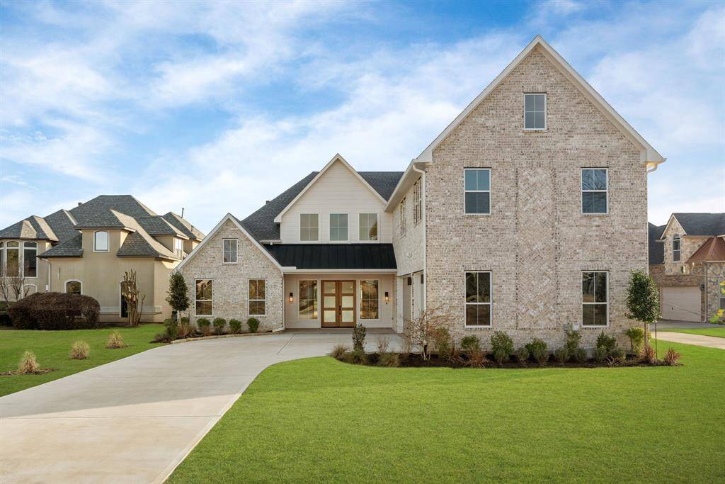 Grand driveway in front of the house