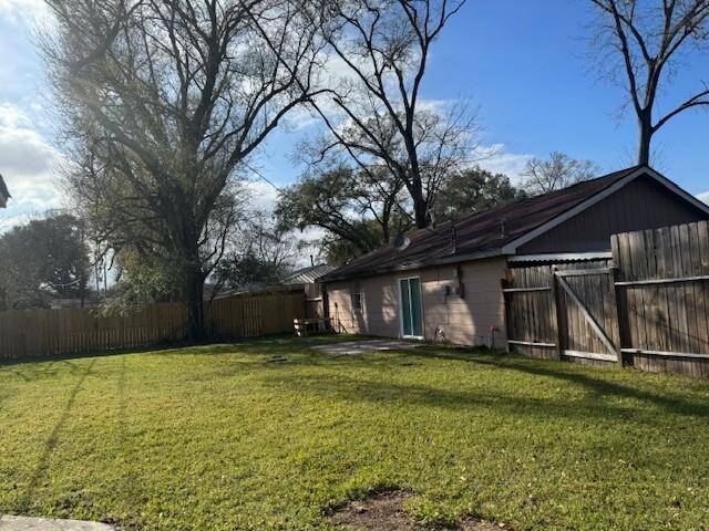 Fully fenced back yard with easy access from the carport or Livingroom. Plenty of room to get creative with the open space.