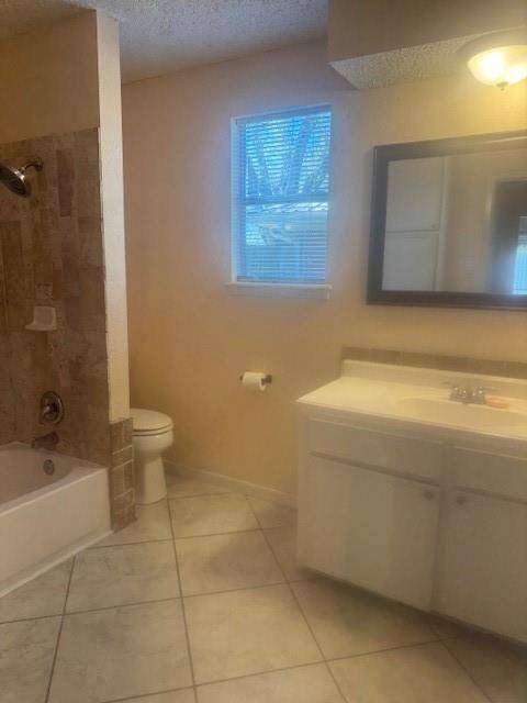 Next to the front bedrooms is your full bathroom