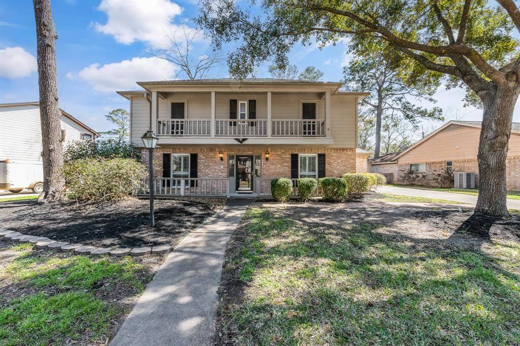 This stunning two-story home in the desirable Ravensway community offers a spacious layout with four generous bedrooms and 2.5 beautifully designed bathrooms. Perfect for modern living, it combines elegance with functionality, featuring stylish finishes and ample space for both relaxation and entertaining.