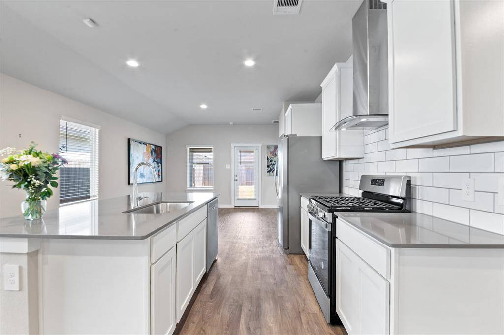 Enjoy cooking on this gas range.