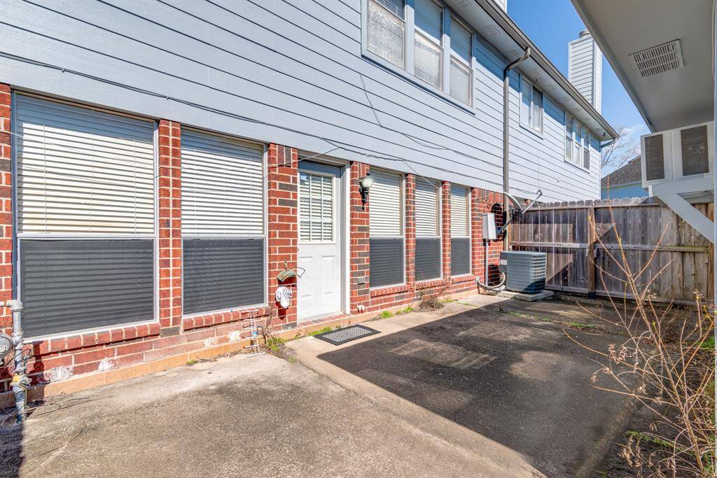 Detached garage, ideal for storage and doing projects!