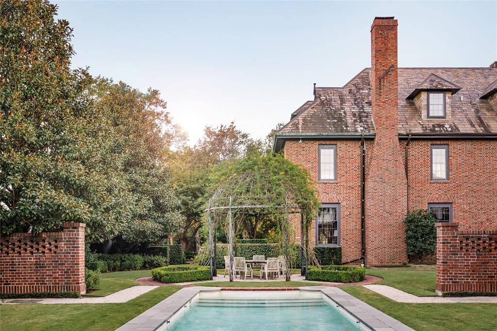 This enchanting backyard combines elegance and functionality, featuring a picturesque pergola draped in greenery as a charming focal point. Perfectly positioned by the pool, it creates an inviting space for outdoor dining or relaxation.