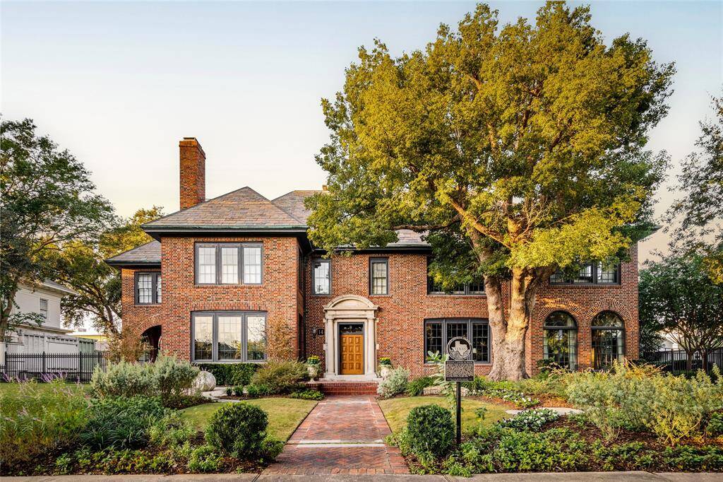 Leaving a lasting impression, this historic masterpiece, designed by Birdsall Briscoe in 1920, is the epitome of timeless elegance. Framed by mature oaks and meticulously landscaped grounds, the home’s stately brick facade and grand entry offer a glimpse of its rich architectural legacy.