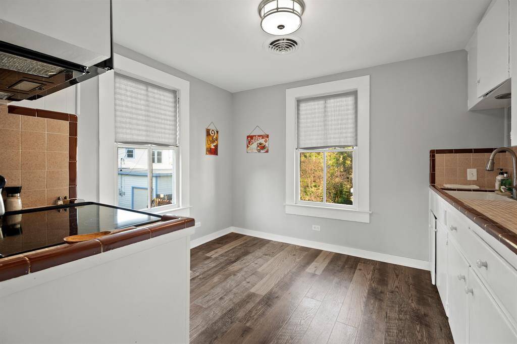 Full kitchen in apartment.
