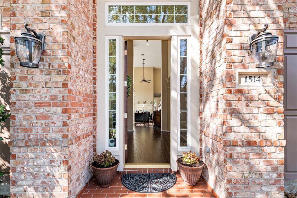 Welcome to this beautiful patio home! Enter and begin your tour. You will not be disappointed with the features of this wonderful home!