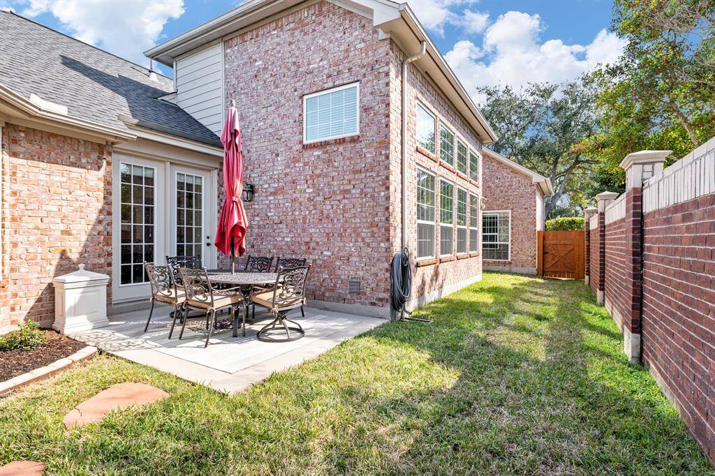 Just a glimpse of the side yard...........