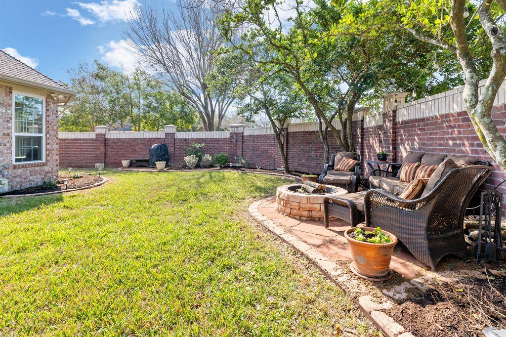 We have had such lovely, cool weather lately that sitting around this cozy fire pit sounds delightful!