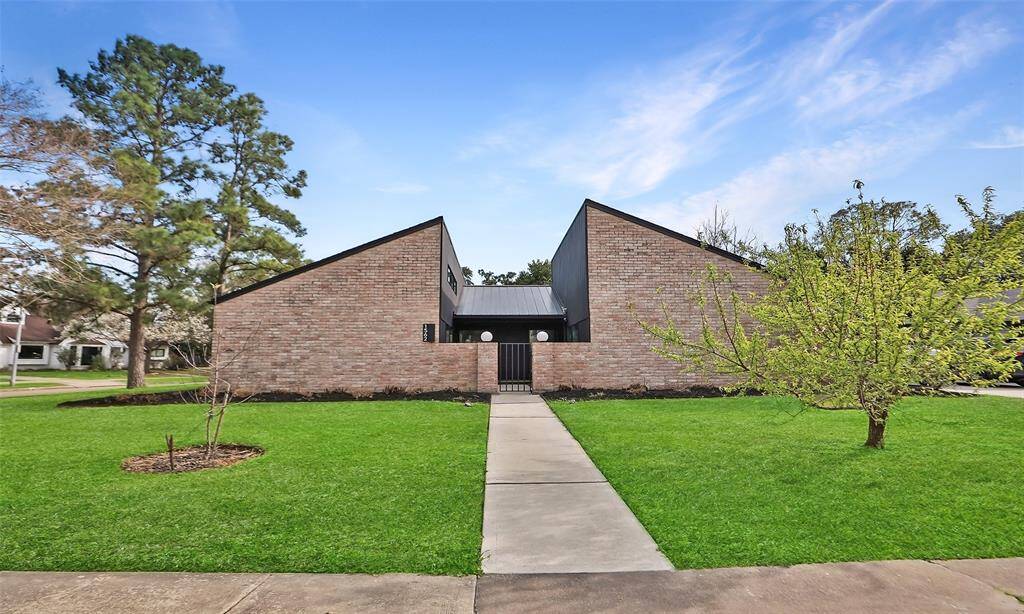 Front elevation of 1562 Wood Bridge, just steps from Askew Elementary!