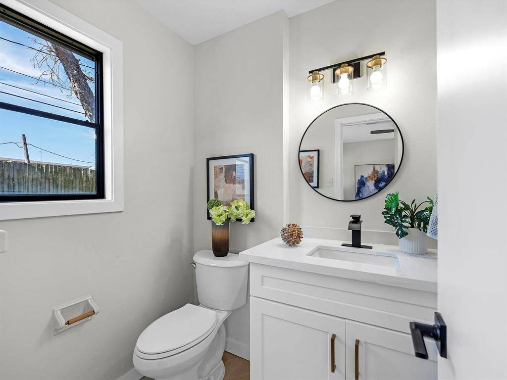 PRIMARY EN-SUITE HALF BATH